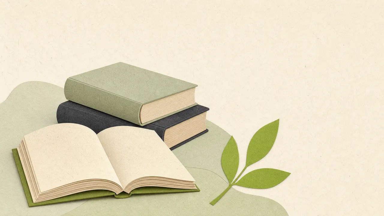Стопка старых книг с открытой книгой без текста